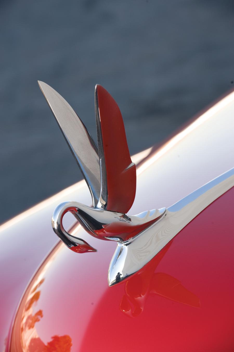 Логотип Packard Custom Eight Convertible Coupe 1948 года  (фото 2 из 7)